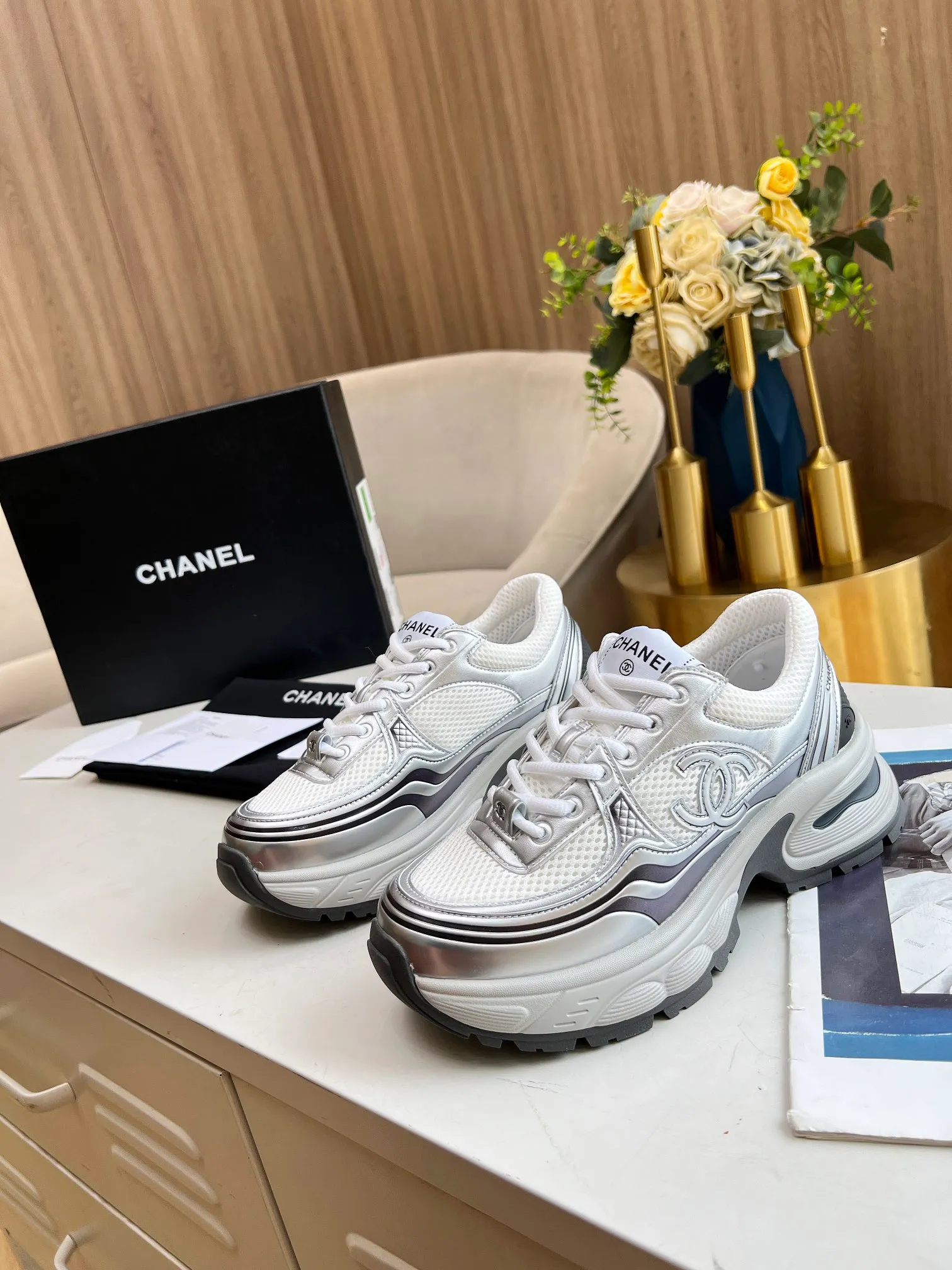 👟👟Ex-factory price 640👟👟 chanel Chanel early spring vacation series latest casual sports shoes silver white, gold white, silver gray, black and red! Incomparably beautiful and easy to wear, very light, the lining is also super soft, super comfortable, the upper is breathable, the color is high-end and durable, versatile. Upper: cowhide and cloth stitching. Inner: breathable mesh. Original foam combination outsole. Size: 35-40.